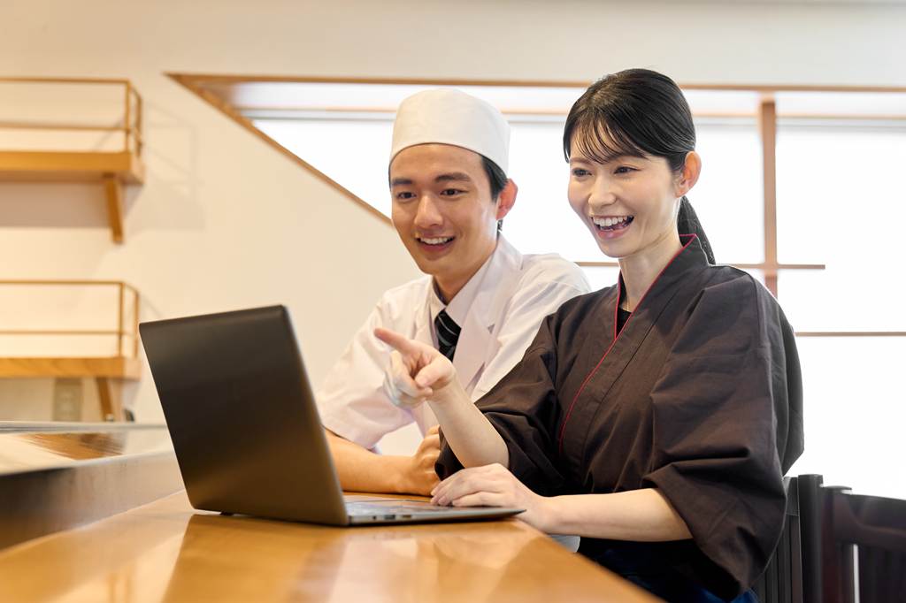 サービス導入後の店内で喜ぶお客様